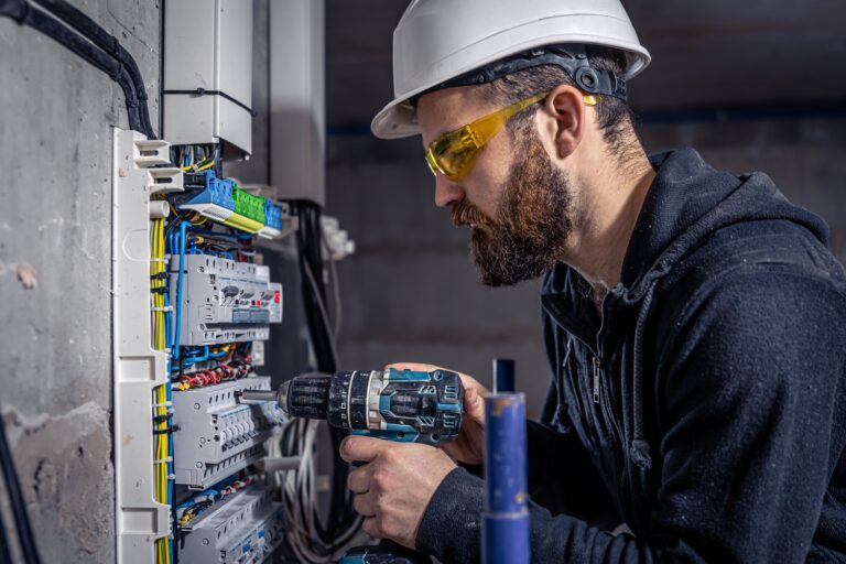 Jak prawidłowo zabezpieczyć instalacje elektryczne i hydrauliczne