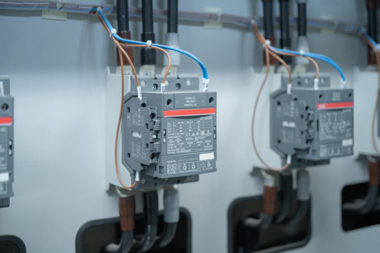Jak wybrać i zainstalować odpowiedni stycznik 3 fazowy w instalacji elektrycznej