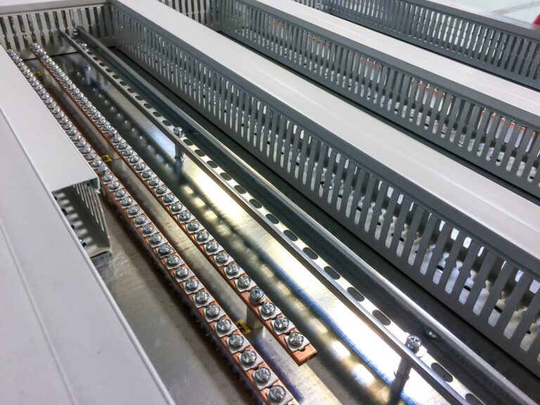 Optymalizacja instalacji elektrycznych z wykorzystaniem płaskowników aluminiowych i tras kablowych