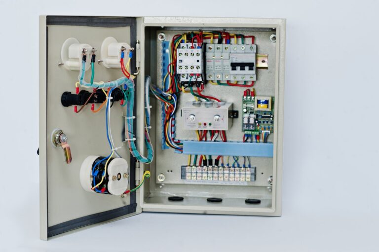 Jak wybrać i zainstalować odpowiednią aparaturę elektryczną w domu