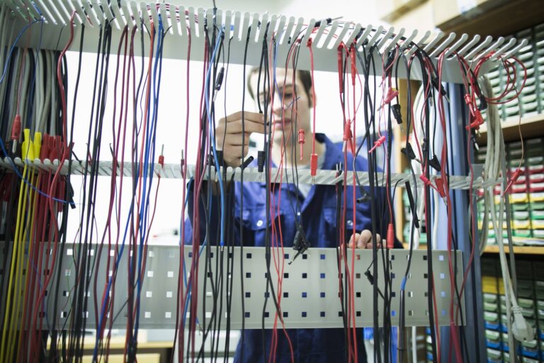 Jak wybrać odpowiednie kable i przewody do instalacji elektrycznej i telekomunikacyjnej