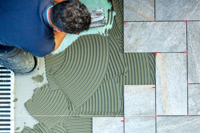 Kompleksowy przewodnik po wyborze i montażu płytek ceramicznych