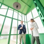 Systemy rekuperacji energii kinetycznej – innowacje w windach i drzwiach automatycznych