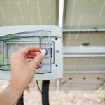 Zarządzanie przepięciami w instalacjach fotowoltaicznych – kluczowe wyzwania