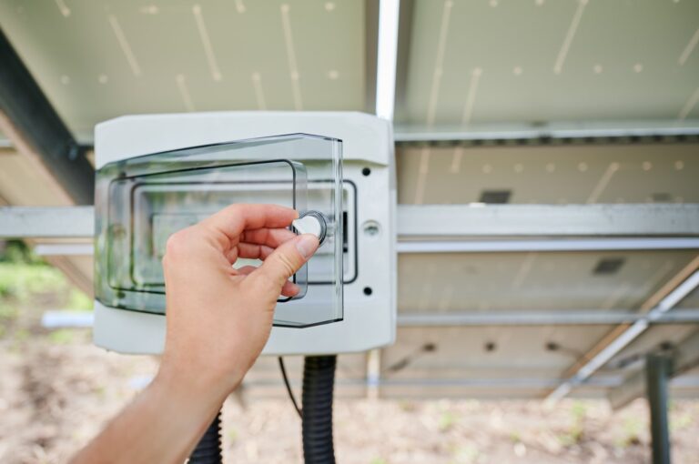 Zarządzanie przepięciami w instalacjach fotowoltaicznych – kluczowe wyzwania