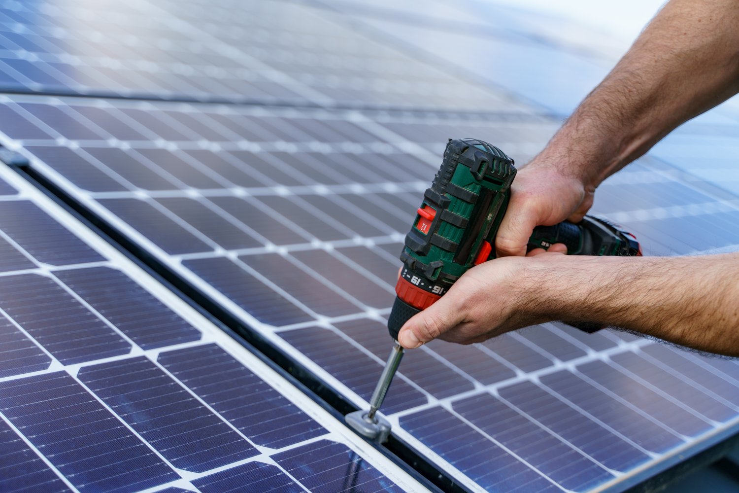 Usterki w instalacjach solarnych – jak diagnozować i naprawiać