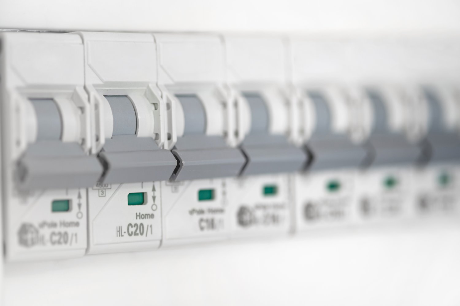 Zakłócenia w instalacjach elektrycznych trójfazowych – identyfikacja i naprawa