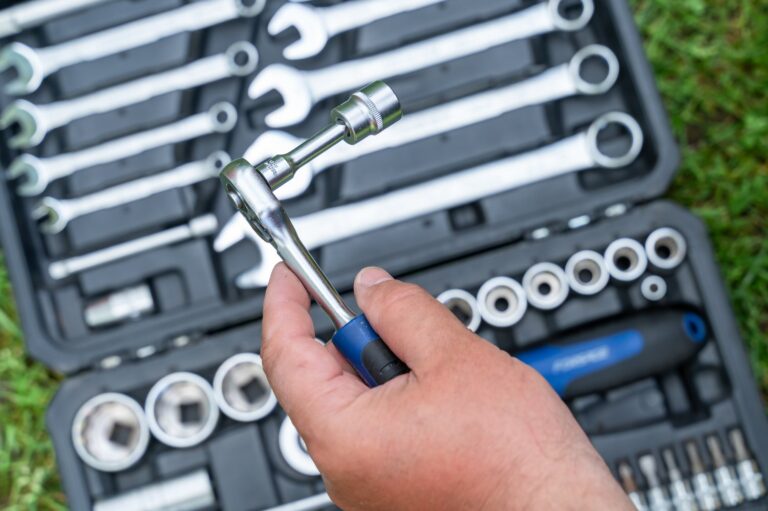 Jak efektywnie korzystać z kluczy imbusowych w pracach elektryczno-hydraulicznych