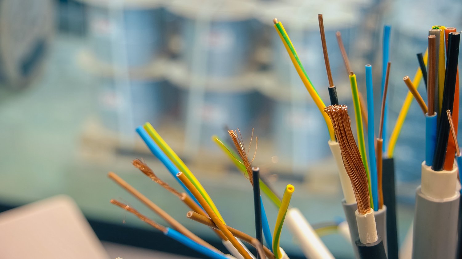 Wybór odpowiednich kabli i przewodów dla Twojego projektu elektrycznego