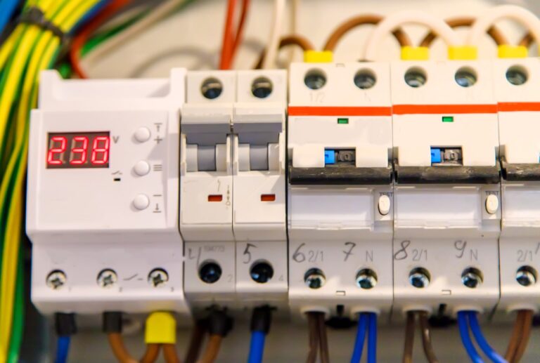 Jak dobrać odpowiednią moc bezpieczników do instalacji domowej – praktyczny przewodnik