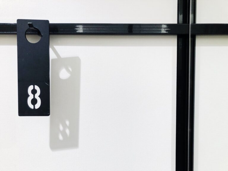 Jak efektywnie wykorzystać konsole ścienne i systemy mocujące w instalacjach