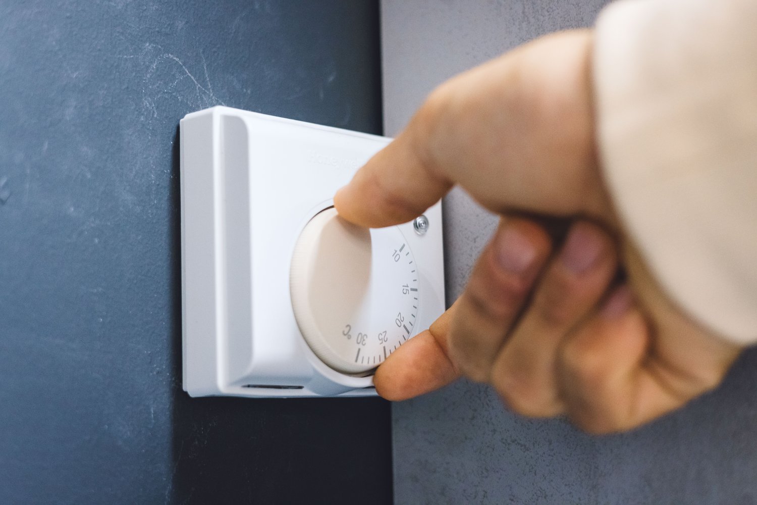 Jak wybrać odpowiednie urządzenia kontrolne i zabezpieczające do instalacji grzewczej