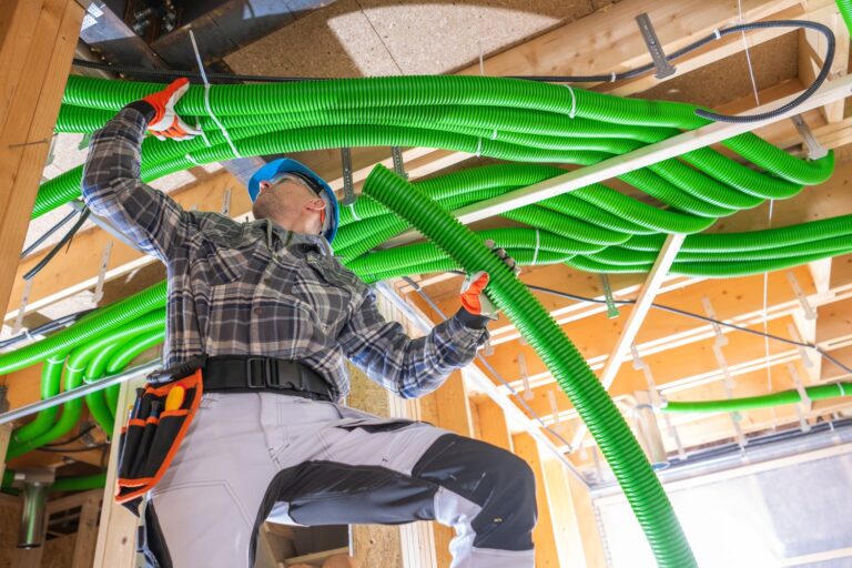 Praktyczny przewodnik po instalacjach elektrycznych i hydraulicznych dla profesjonalistów