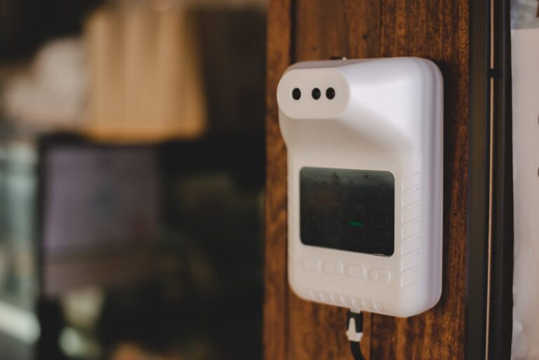 Bezprzewodowe czujniki jakości powietrza – jak monitorować klimat w całym domu