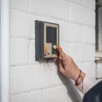 Bezprzewodowe dzwonki do drzwi z kamerą – kto stoi za twoimi drzwiami