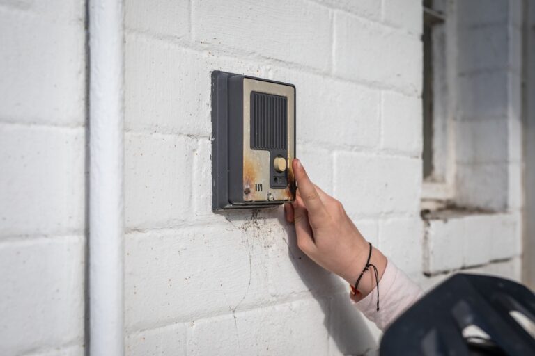 Bezprzewodowe dzwonki do drzwi z kamerą – kto stoi za twoimi drzwiami