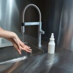 Inteligentne baterie łazienkowe z czujnikiem – oszczędność wody bez wyrzeczeń