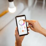 Inteligentne sterowniki oświetlenia – jak zaprogramować światło w domu