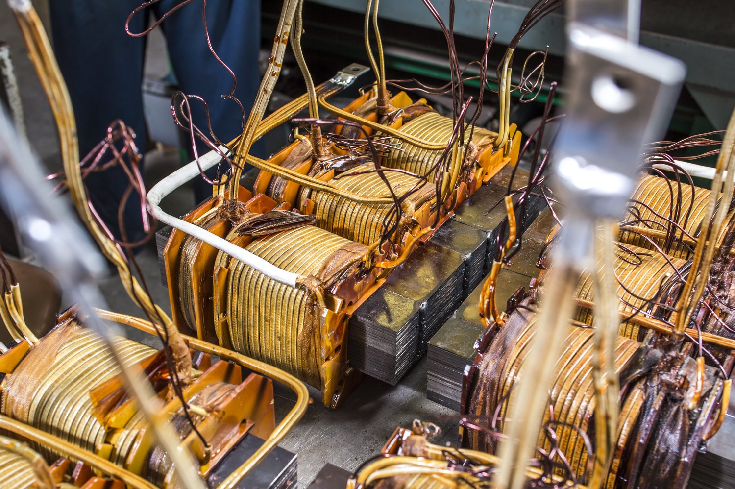 Jak działają piezoelektryczne generatory energii – prąd z wibracji i ruchu