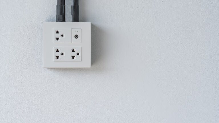 Jak wybrać odpowiednie gniazda elektryczne do każdego typu instalacji