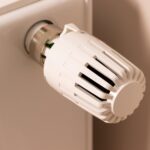 Jak wybrać termostatyczne głowice elektroniczne – precyzyjna kontrola temperatury w pokojach
