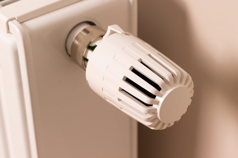 Jak wybrać termostatyczne głowice elektroniczne – precyzyjna kontrola temperatury w pokojach