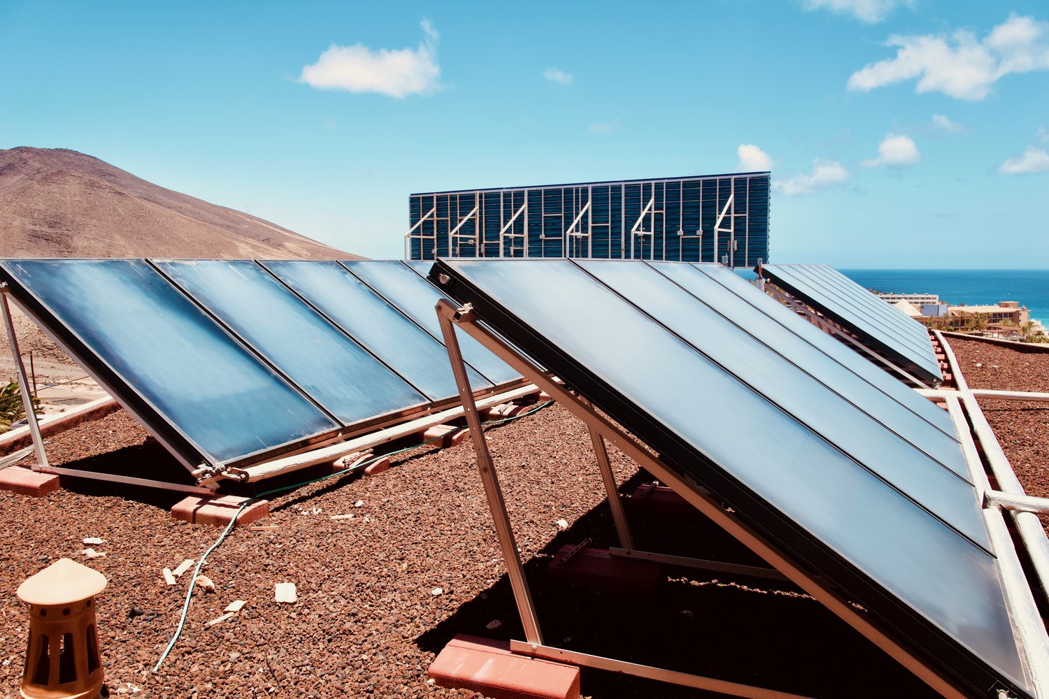 Solarne kolektory próżniowe vs płaskie – które wybrać w 2024 roku