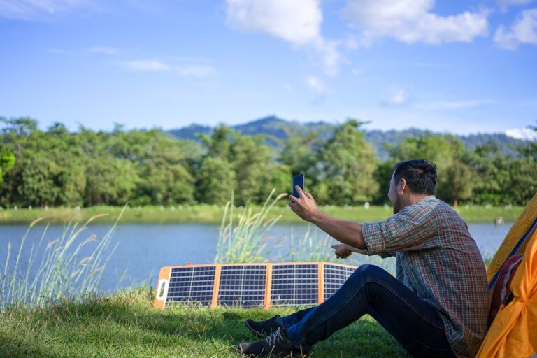 Solarne ładowarki do urządzeń mobilnych – ekologiczne źródło energii