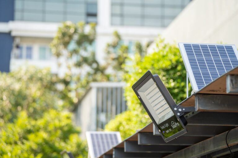 Solarne lampki ogrodowe z czujnikiem ruchu – bezpieczeństwo bez rachunków za prąd