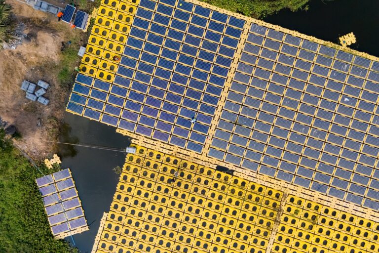 Solarne panele bifacjalne – dlaczego wytwarzają więcej energii niż tradycyjne