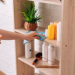 Jak wybrać idealną wąską szafkę łazienkową boczną do małej przestrzeni