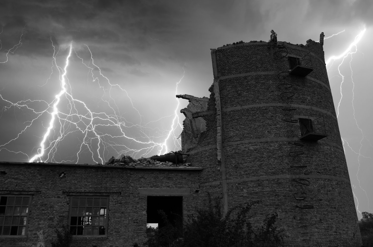 Jak zaprojektować skuteczną instalację przeciwpiorunową w budynku mieszkalnym