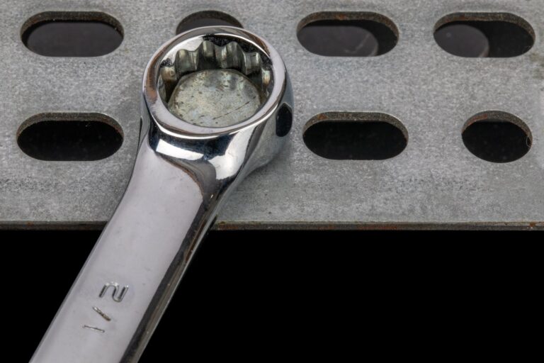 Klucz do zaworów pozwala na szybkie i bezpieczne wykonanie serwisu instalacji