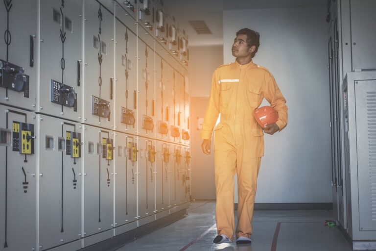 Wybór odpowiednich zabezpieczeń elektrycznych dla instalacji przemysłowych