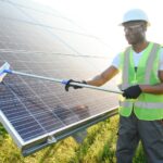 Czym myć panele fotowoltaiczne – konserwacja dla maksymalnej wydajności