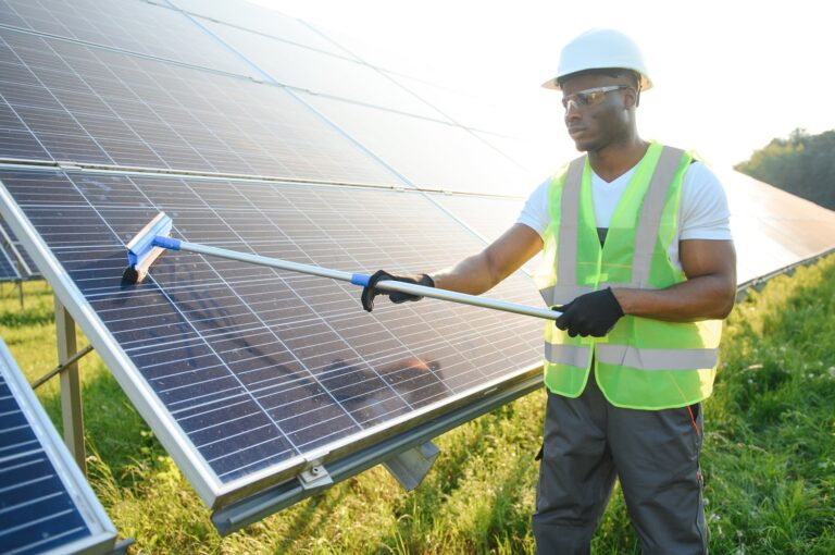 Czym myć panele fotowoltaiczne – konserwacja dla maksymalnej wydajności