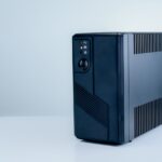 Czym różni się UPS od stabilizatora napięcia – ochrona sprzętu elektronicznego