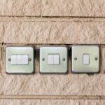Czym się różni wyłącznik od przełącznika – podstawy instalacji elektrycznych