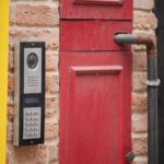 Ile kosztuje instalacja domofonu w bloku – przewodowy vs bezprzewodowy