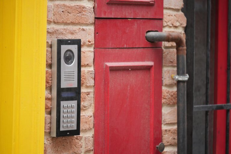 Ile kosztuje instalacja domofonu w bloku – przewodowy vs bezprzewodowy