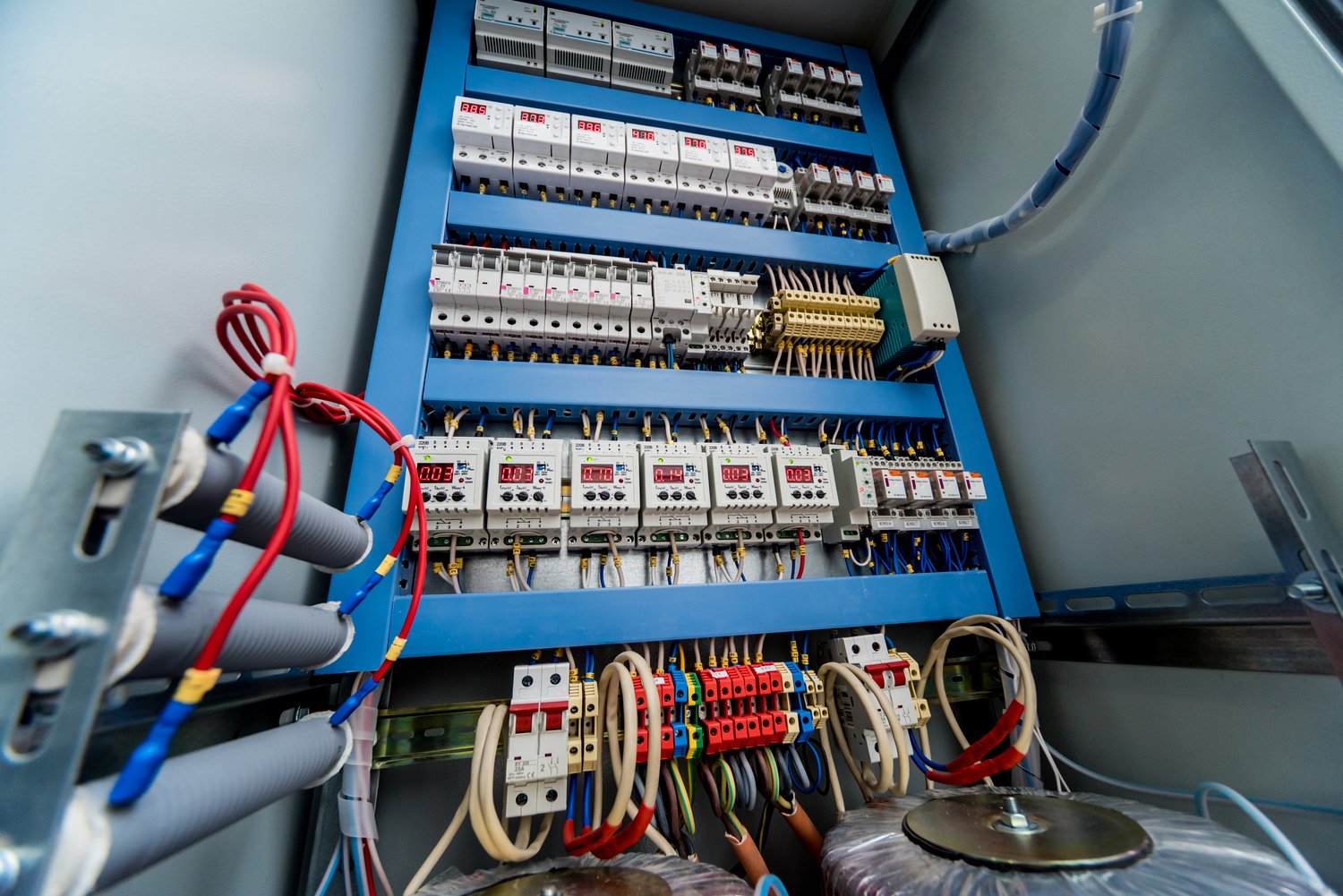 Inteligentne rozdzielnice z monitoringiem zużycia energii w czasie rzeczywistym