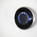 Inteligentne sterowniki ogrzewania podłogowego z uczeniem się nawyków mieszkańców