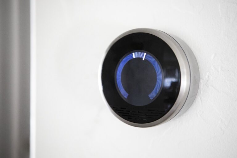 Inteligentne sterowniki ogrzewania podłogowego z uczeniem się nawyków mieszkańców