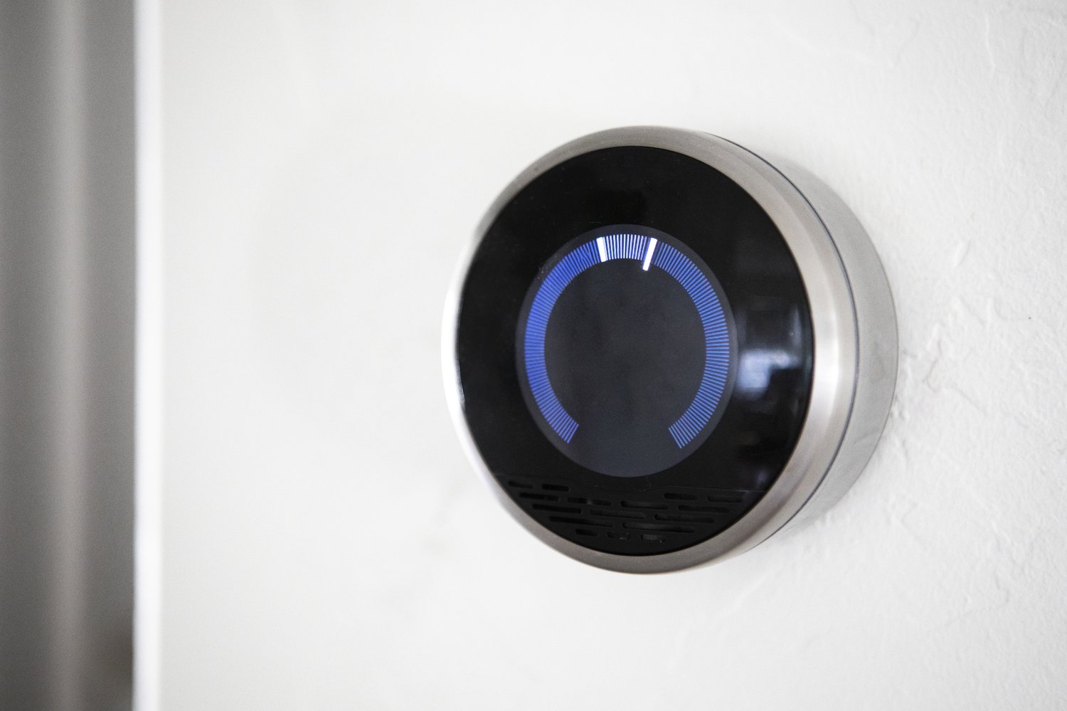 Inteligentne sterowniki ogrzewania podłogowego z uczeniem się nawyków mieszkańców