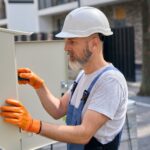 Jak prawidłowo wybrać i zainstalować rozdzielnicę natynkową w instalacji elektrycznej