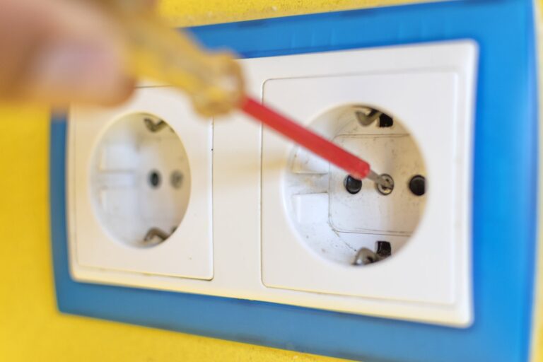 Jak sprawdzić czy gniazdko ma uziemienie – prosty test dla każdego