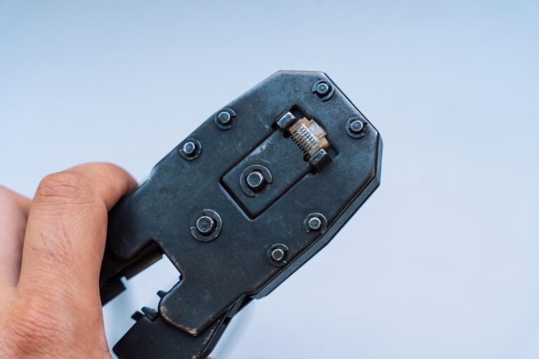 Jak wybrać odpowiednią zaciskarką elektryczną do instalacji hydraulicznych