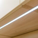 Oświetlenie kuchni pod szafkami – LED taśmy vs oprawy punktowe