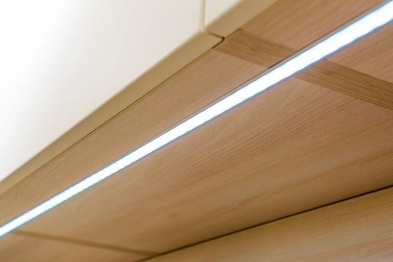 Oświetlenie kuchni pod szafkami – LED taśmy vs oprawy punktowe