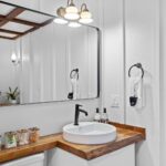 Oświetlenie łazienkowe nad lustrem – normy bezpieczeństwa i montaż